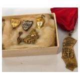 Q - LOT OF VINTAGE MUSIC PINS & MEDAL (W49)