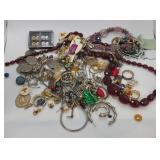 Q - MIXED LOT OF COSTUME JEWELRY (W61)