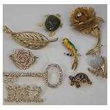 Q - MIXED LOT OF COSTUME JEWELRY BROOCHES