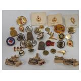 Q - MIXED LOT OF LAPEL PINS, CUFF LINKS, TIE BARS