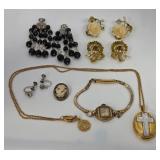 Q - LOT OF VINTAGE COSTUME JEWELRY (W41)