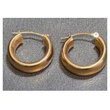 Q - PAIR OF 14K GOLD EARRINGS (J26)