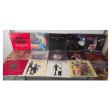 Q - MIXED LOT OF VINYL RECORDS (B14)