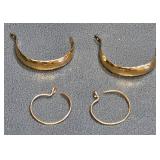 Q - TWO PAIR OF 14K GOLD EARRINGS (J25)