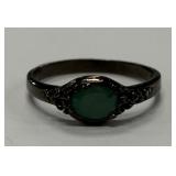 492 - STERLING SILVER & EMERALD RING SIZE 7 (S2)