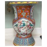 N1 - ANTIQUE CHINESE PORCELAIN VASE (K135)