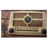 M - VINTAGE EMERSON RADIO (E37)