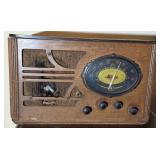 M - VINTAGE MUSICAIRE TUBE RADIO (E10)