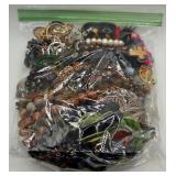 N1 - BAG OF MIXED COSTUME JEWELRY (L152)