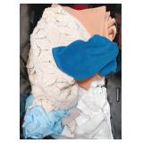 U - LOT OF TABLE LINENS & QUILT (A271)