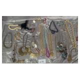 U - MIXED LOT OF COSTUMEJEWELRY (L75)