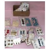 U - MIXED LOT OF VINTAGE BUTTONS (A113)