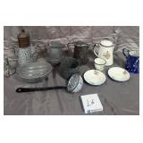 U - MIXED LOT OF VINTAGE GRANITE WARE COLLECTIBLES