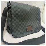 503 - LV CHECKERBOARD SHOULDER BAG (BROKEN ZIPPER)