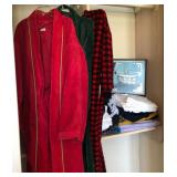 J3 - MIXED LOT OF CLOTHING (R23)
