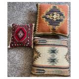 O - LOT OF 3 ACCENT PILLOWS (N40)