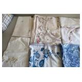 O - MIXED LOT OF TABLE LINENS (N31)