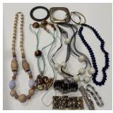 LOT OF COSTUME JEWELRY (A40)