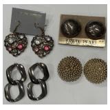 LOT OF COSTUME EARRINGS (A50)