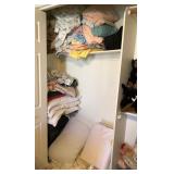 S2 - MIXED LOT OF BEDDING & PILLOWS (R31)