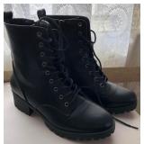 S2 - PAIR OF BOOTS SIZE 8 (R73)