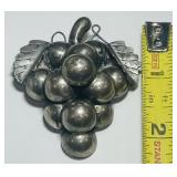 A VINTAGE STERLING SILVER BROCH 17.60GRS