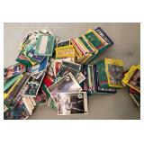 S2 - MIXED LOT OF COLLECTIBLE BASEBALL CARDS (H223