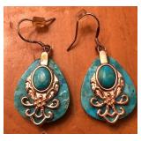 S2 - PAIR OF COSTUME JEWELRY EARRINGS (H186)