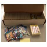 S2 - LOT OF COLLECTIBLE BASEBALL CARDS (H104)
