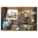 S2 - MIXED LOT OF COSTUME JEWELRY (H259)