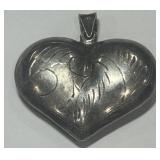 A LARGE STERLING SILVER PUFFED HEART PEND. 6.50GR
