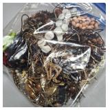 11 - MIXED BAG OF COSTUME JEWELRY (U75)
