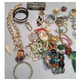 11 - MIXED LOT OF COSTUME JEWELRY (U70)
