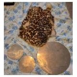 N1 - LOT OF METAL WALL DECOR & FAUX FUR (E59)