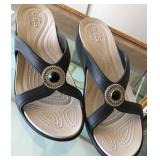 S3 - PAIR OF CROCKS SANDALS SIZE W11 (B210)
