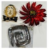 LOT OF COSTUME BROOCHES