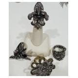 LOT OF COSTUME RINGS