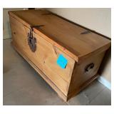 M - WOODEN STORAGE CHEST & TABLE LINENS (M8)