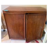 M - 2-DOOR CABINET/SIDEBOARD W/ EXPANDING TOP (M17