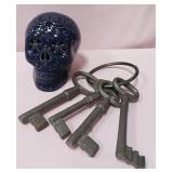 548 - CERAMIC SKULL & SKELETON KEYS (B9)