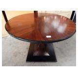 218 - ROUND TABLE W/ STURDY BASE