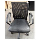301 - ROLLING BLACK OFFICE CHAIR