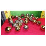 43 - WMC NEW LOT OF XMAS DECORATIVE BALLS