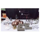 11 - TABLE OF HOME DECOR ITEMS EE