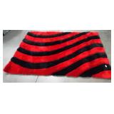313 - RED & BLACK WAVY AREA RUG INDOOR / OUTDOOR