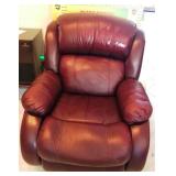 900 - BEAUTIFUL LEATHER RECLINER