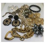 700 - LOT OF MISC COSTUME JEWELRY FROM ESTATE