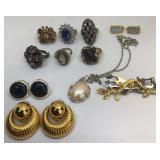 700 - LOT OF MISC COSTUME JEWELRY FROM ESTATE