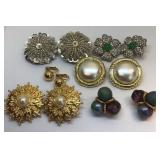700 - LOT OF MISC COSTUME JEWELRY FROM ESTATE