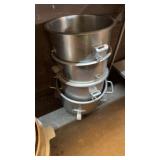 Four pieces mixing bowl 14 inches